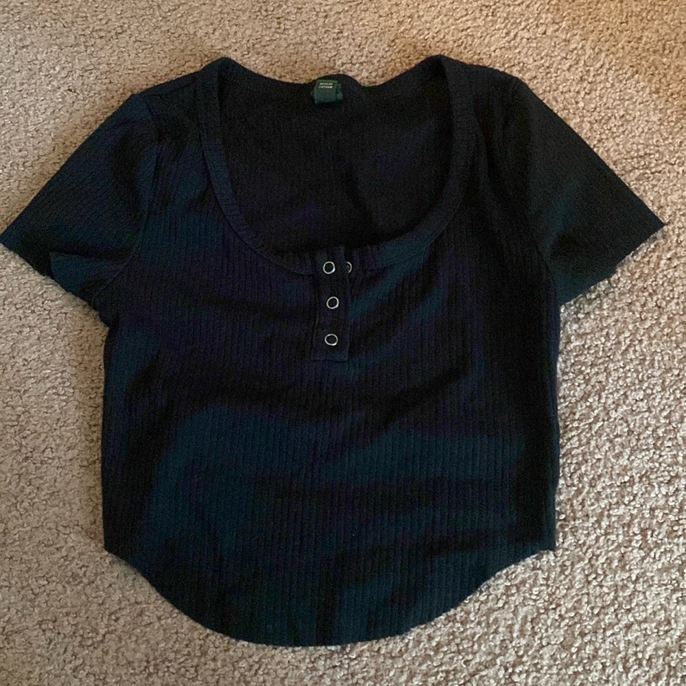 Black button up cropped tee.